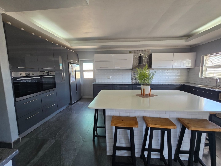 4 Bedroom Property for Sale in Wavecrest Western Cape